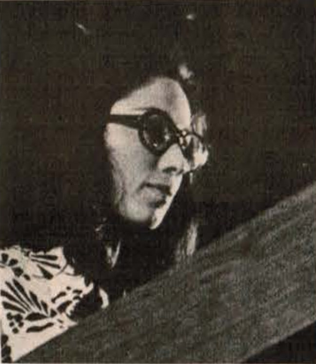 File:Mrs Massoud Mahmoudi chanting prayer.png