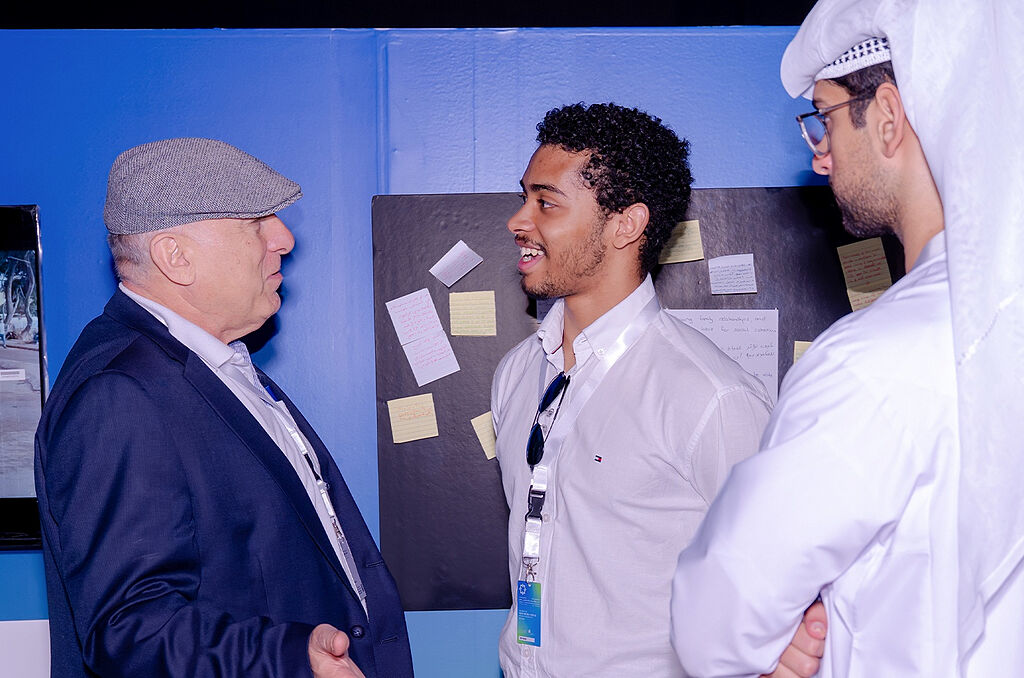 File:Youth representatives discussing digitalization-1.jpg